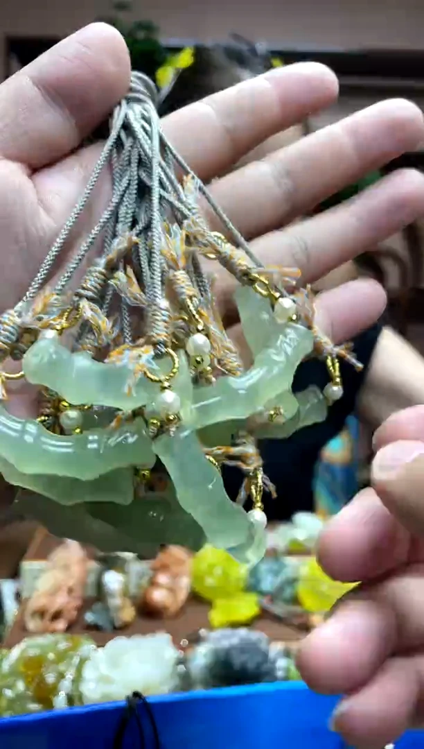 未镶嵌岫玉吊坠多样性发货发其中之一