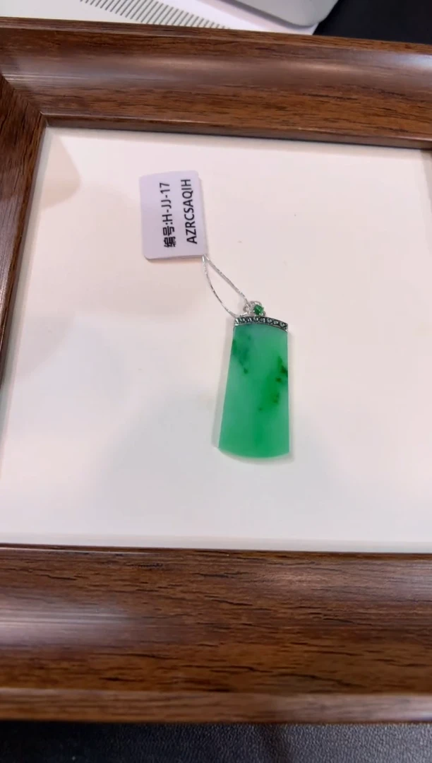 颈饰18K金镶嵌翡翠无事牌