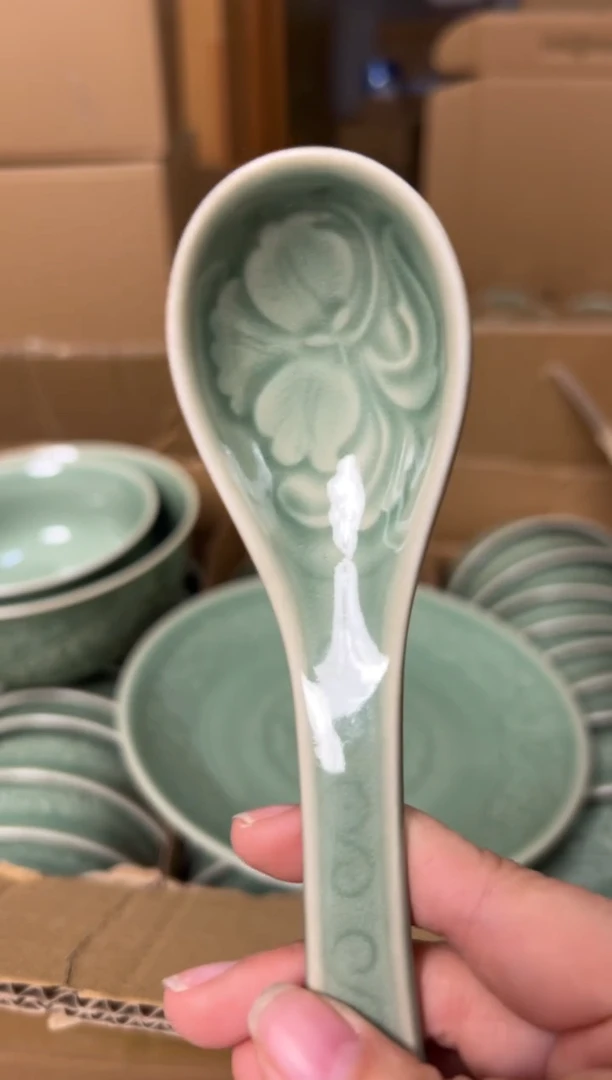 陶瓷耀州窑青釉牡丹纹瓷勺一只