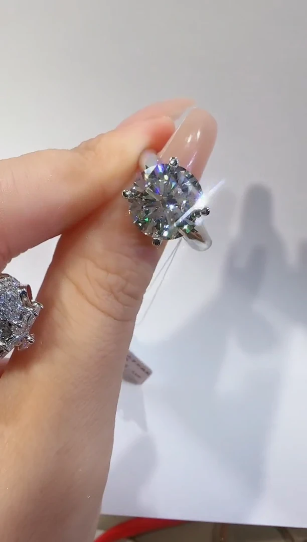 18K金镶嵌实验室培育钻石5克拉四爪