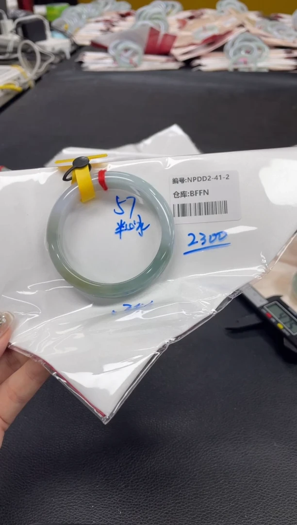 翡翠手镯未镶嵌翡翠手镯