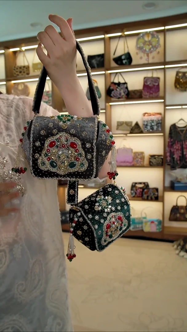 织物51百格汇手工串珠包