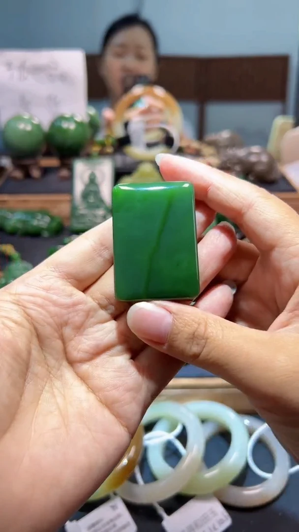 颈饰未镶嵌和田玉（碧玉）1