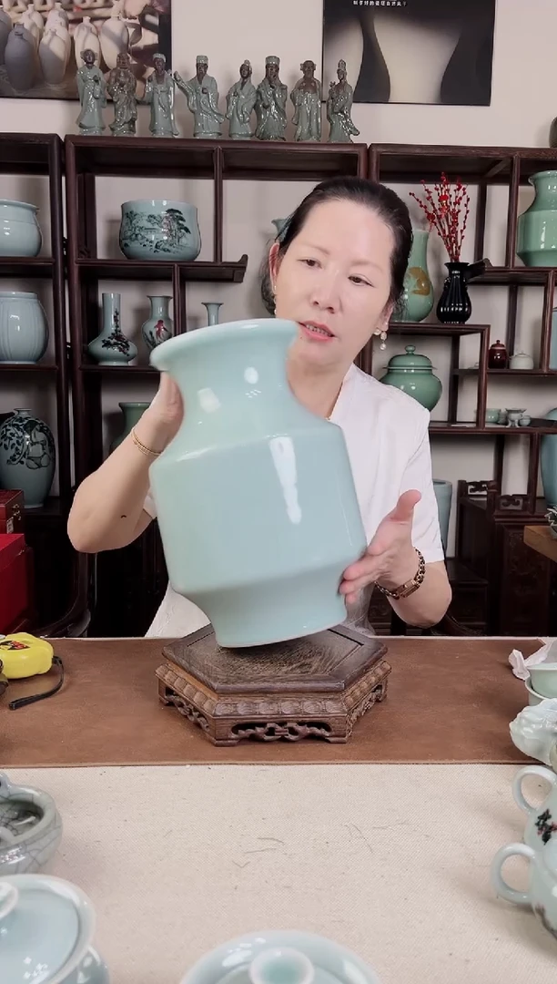 微瑕 纯手工 粉青 直口收腰瓶