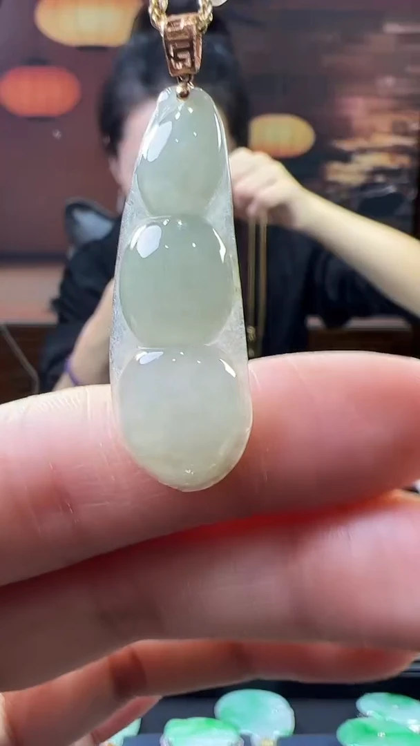 18K金镶嵌挂件翡翠豆子 不含链