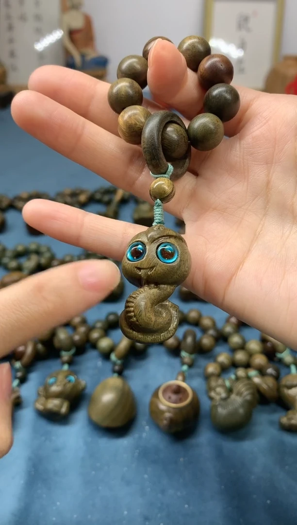 【闪购商品】维腊木（绿檀）把件 小萌蛇 盘玩件