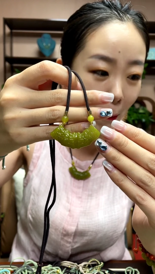 岫玉未镶嵌吊坠多样性发货发其中之一