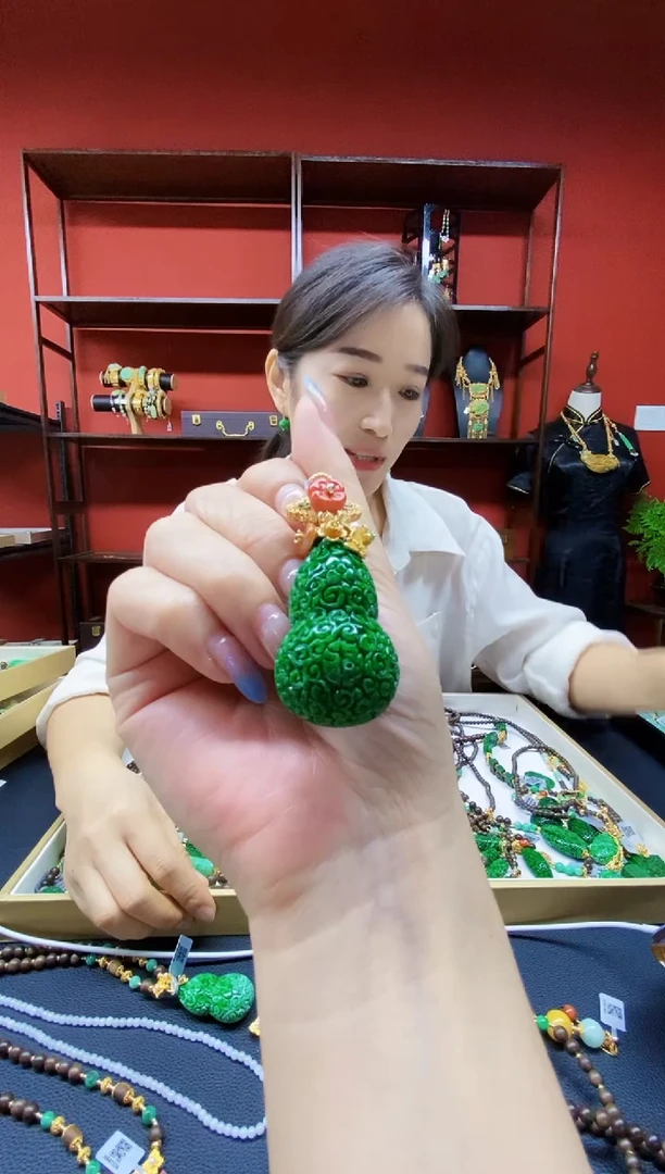 颈饰未镶嵌翡翠与**笺吊坠