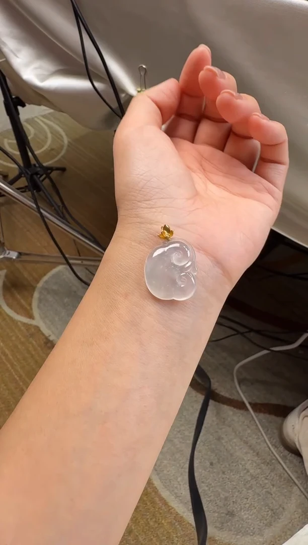 颈饰18K金镶嵌翡翠如意