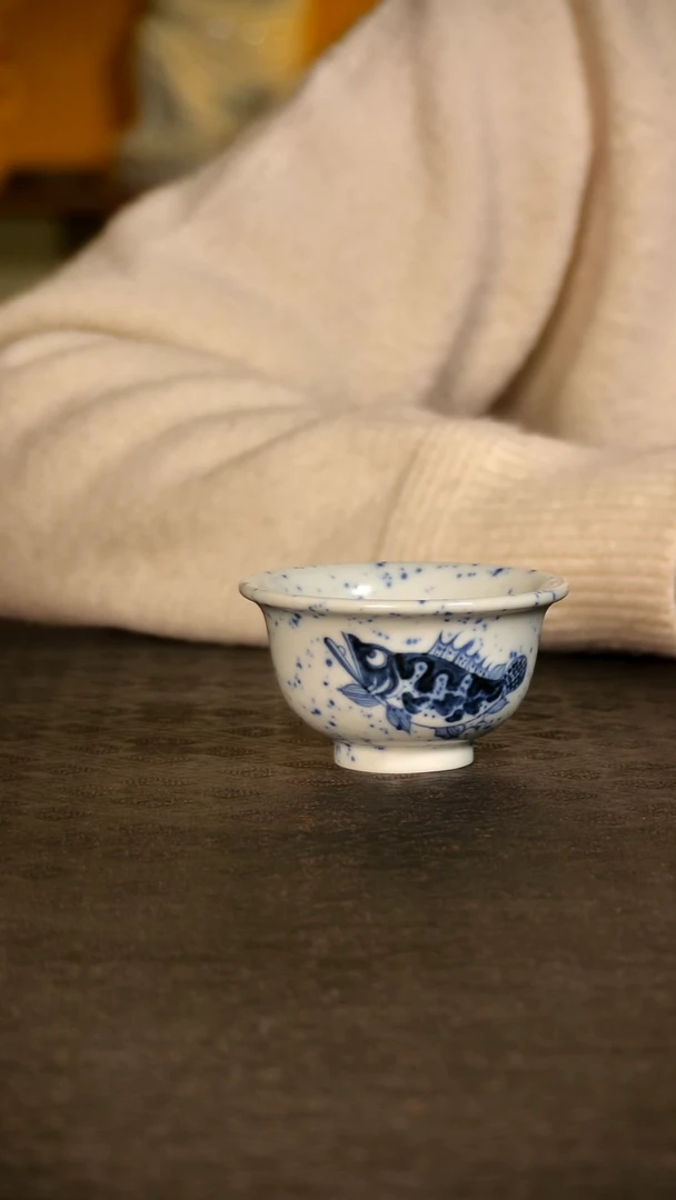 唐语青花鳜鱼撒蓝小压手杯