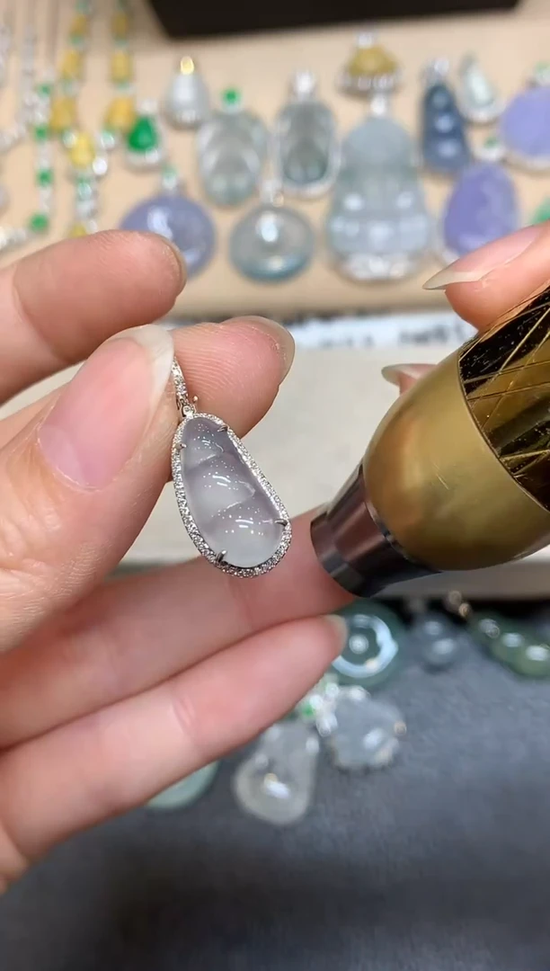 颈饰18K金镶嵌翡翠福豆【无服务费