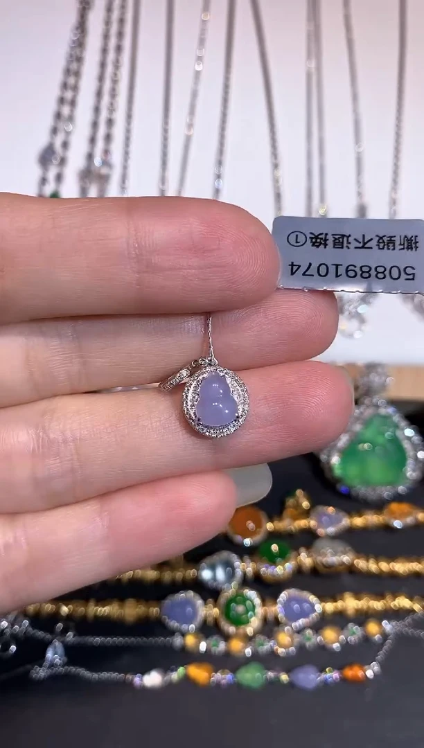 颈饰18K金镶嵌翡翠吊坠