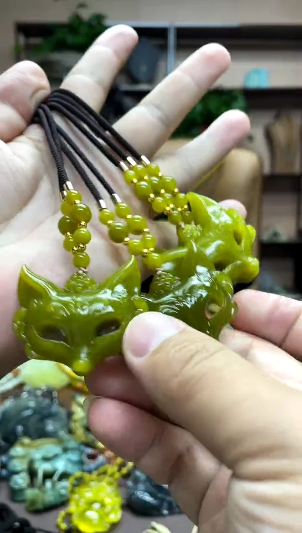 未镶嵌岫玉颈饰多样性发货发其中之一