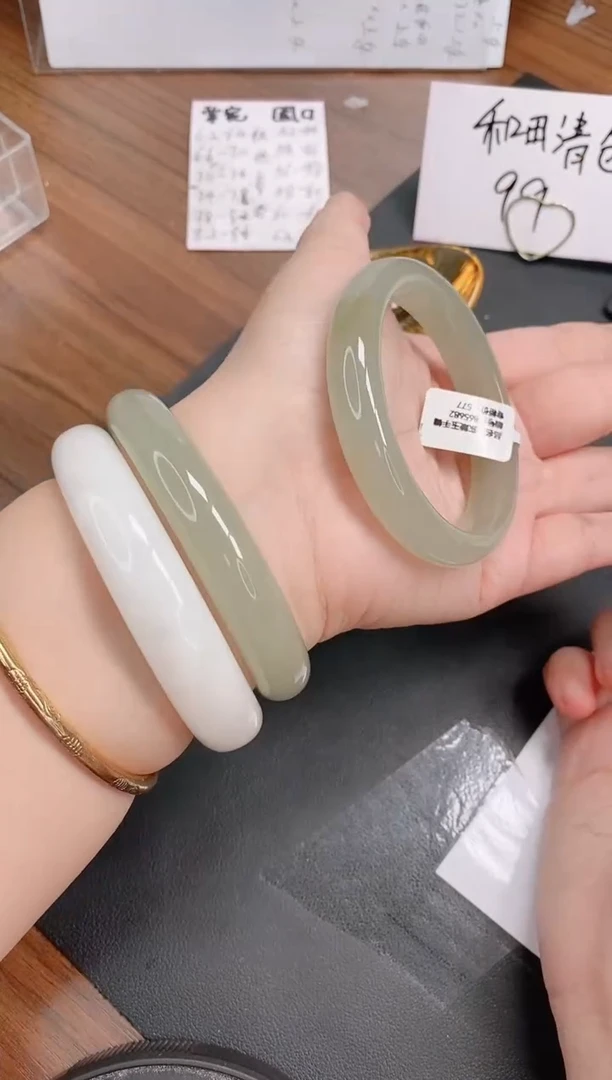 未镶嵌手镯石英质玉105/58-59