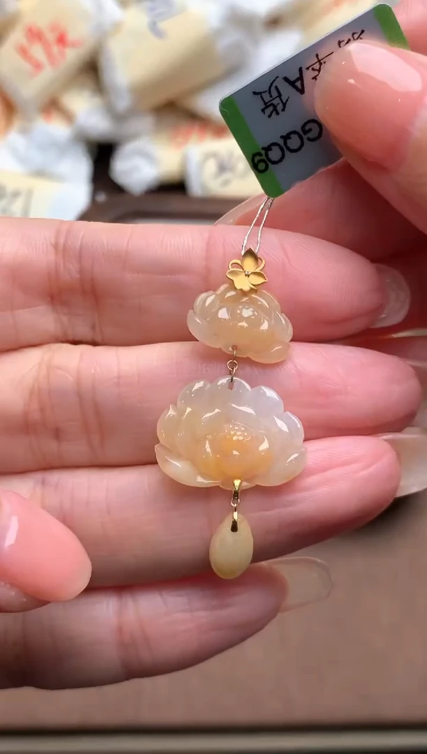 18K金镶嵌挂件翡翠一