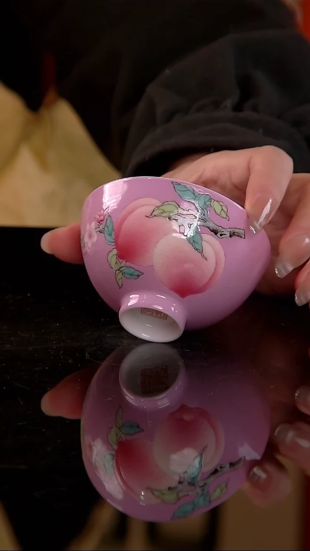 悟陶粉地粉彩对桃鸡心杯