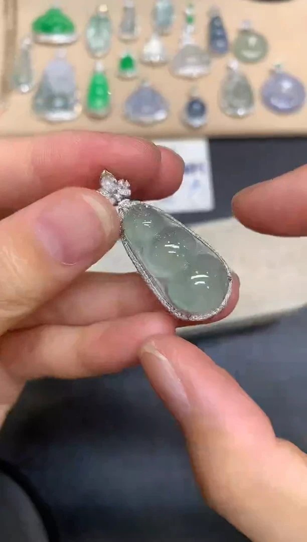 颈饰18K金镶嵌翡翠福豆【无服务费【48小时鉴赏期】