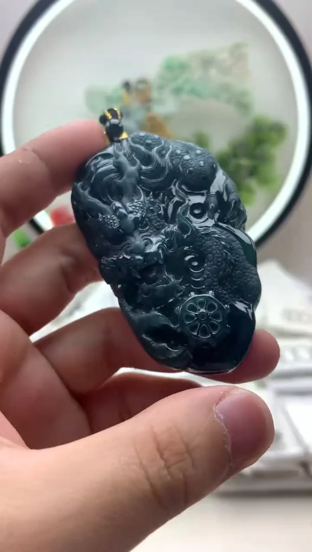 颈饰未镶嵌翡翠龙牌