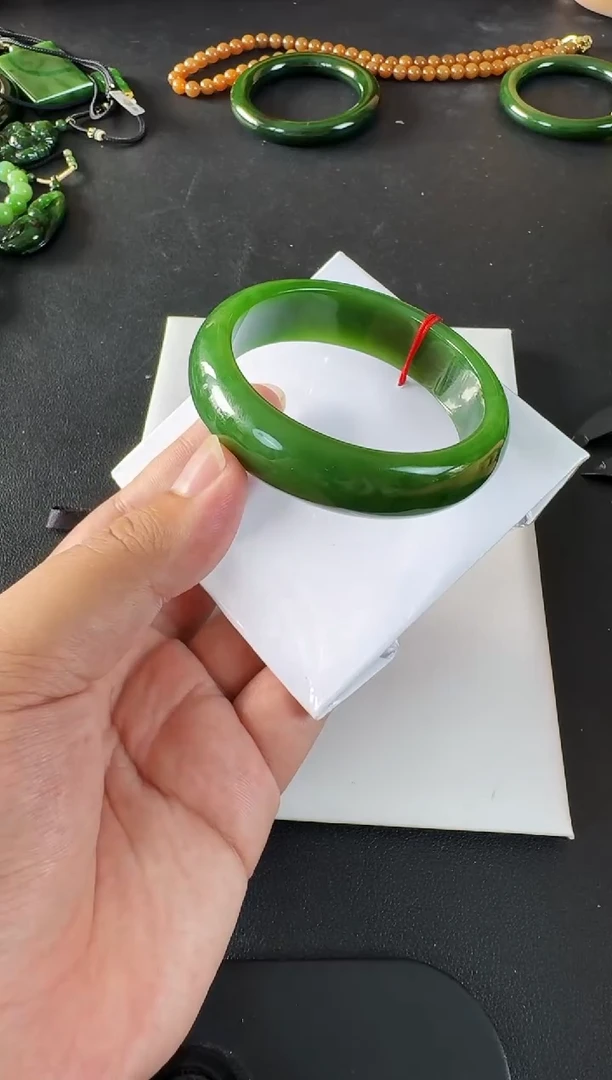 颈饰未镶嵌和田玉（碧玉）手镯约59.6*17*8MM