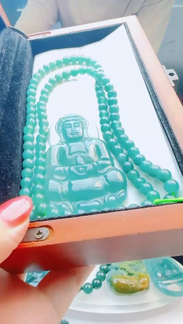 翡翠未镶嵌颈饰多样性发货其中一件