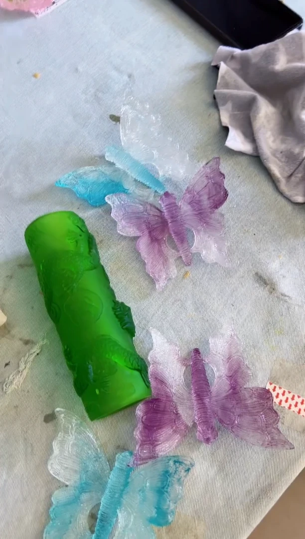 泥塑古法琉璃4个蝴蝶1个筒摆件