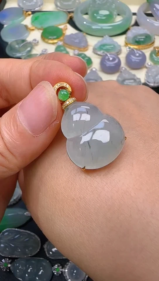 颈饰18K金镶嵌翡翠葫芦
