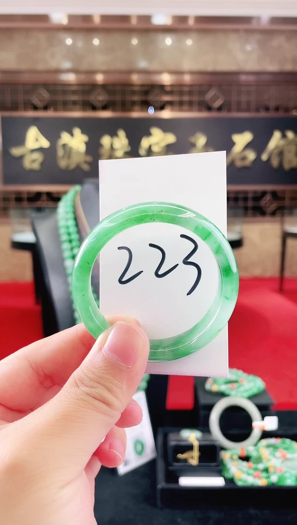 未镶嵌手镯石英质玉（非洲翠）微瑕一经发货运费不退介意勿拍