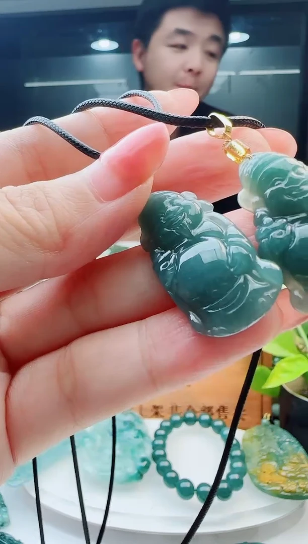 翡翠未镶嵌颈饰多样性发货其中一件