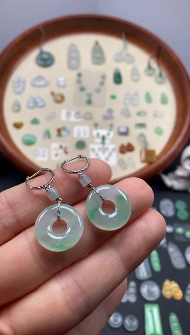 颈饰18K金镶嵌翡翠果緑圈圈1对/芬