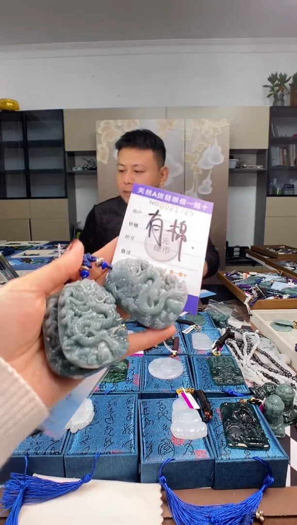颈饰未镶嵌翡翠  多样性发其一