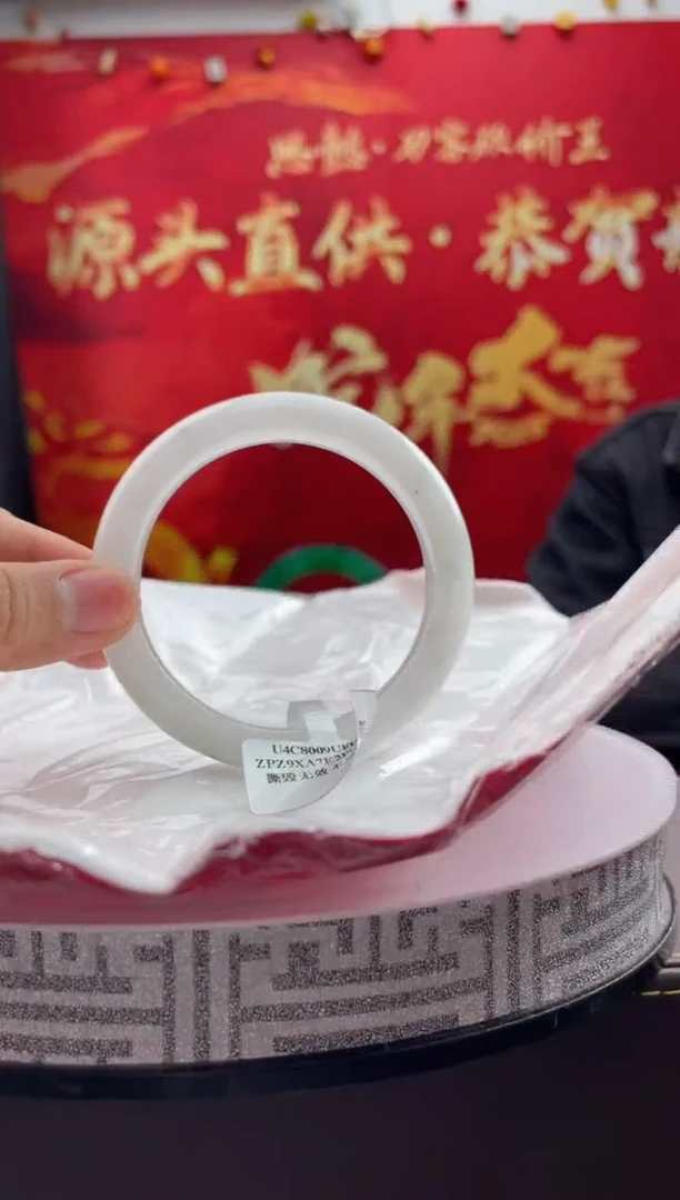 【闪购商品】翡翠手镯未镶嵌86翡翠手镯（微瑕）