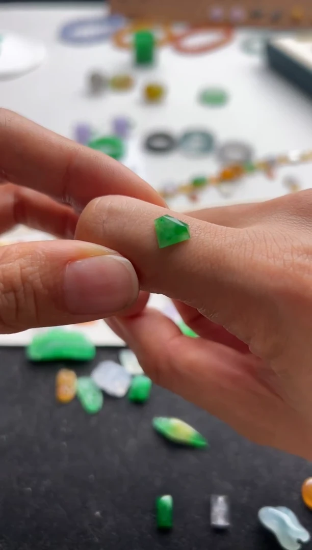 定制翡翠未镶嵌绿钻1300+130-sq068