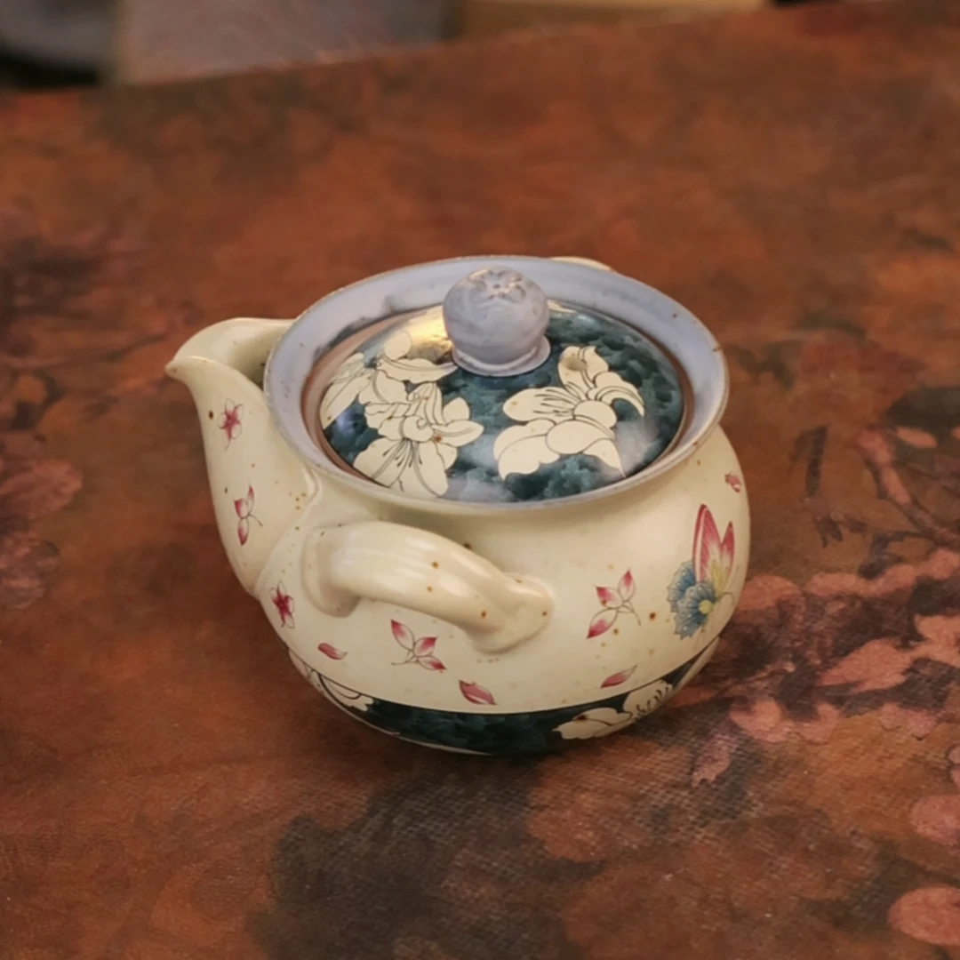 仿古釉蝶舞百合手抓壶 A13526