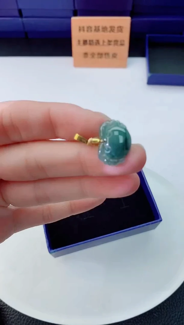 翡翠未镶嵌颈饰   `