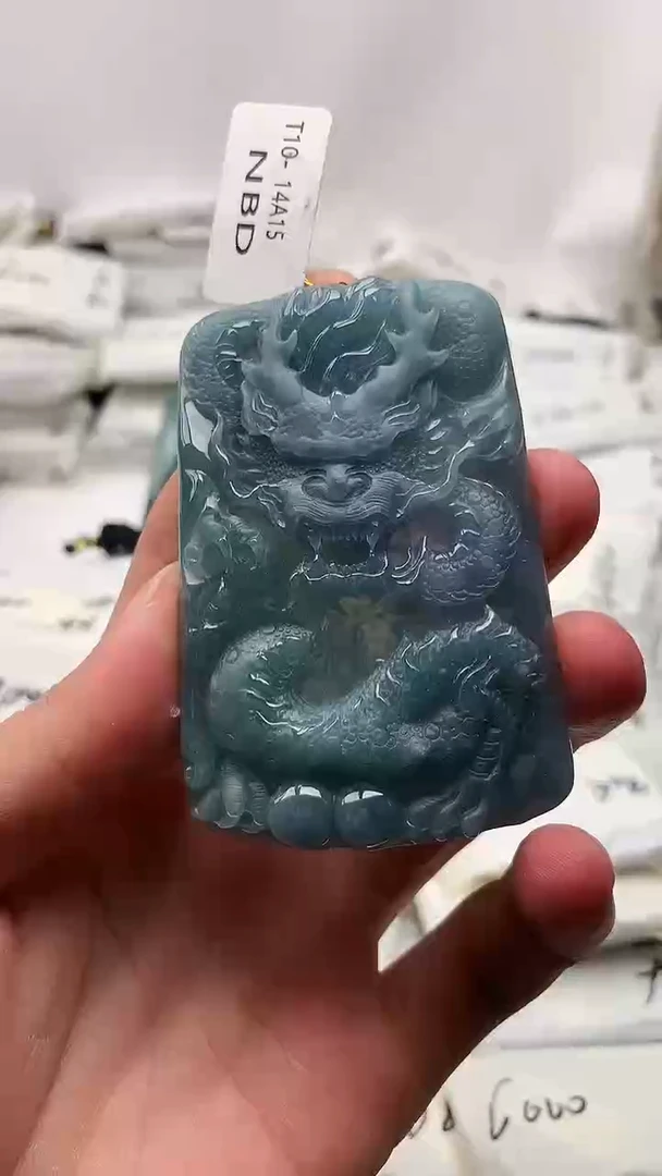 翡翠未镶嵌颈饰龙牌