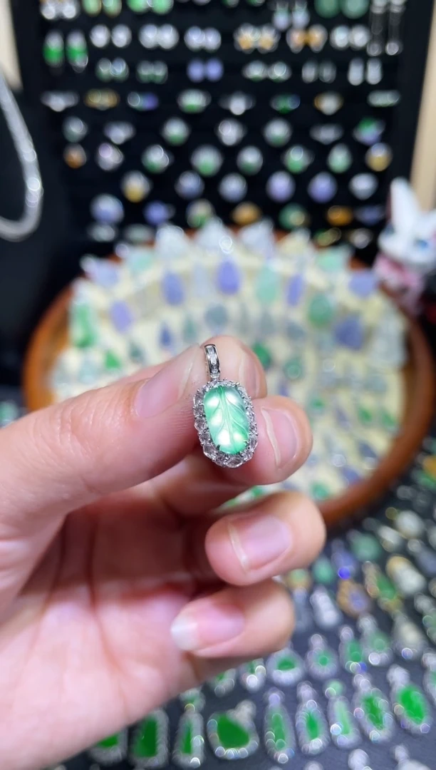 颈饰18K金镶嵌翡翠豪镶盖中盖玻璃钢木那叶子吊坠