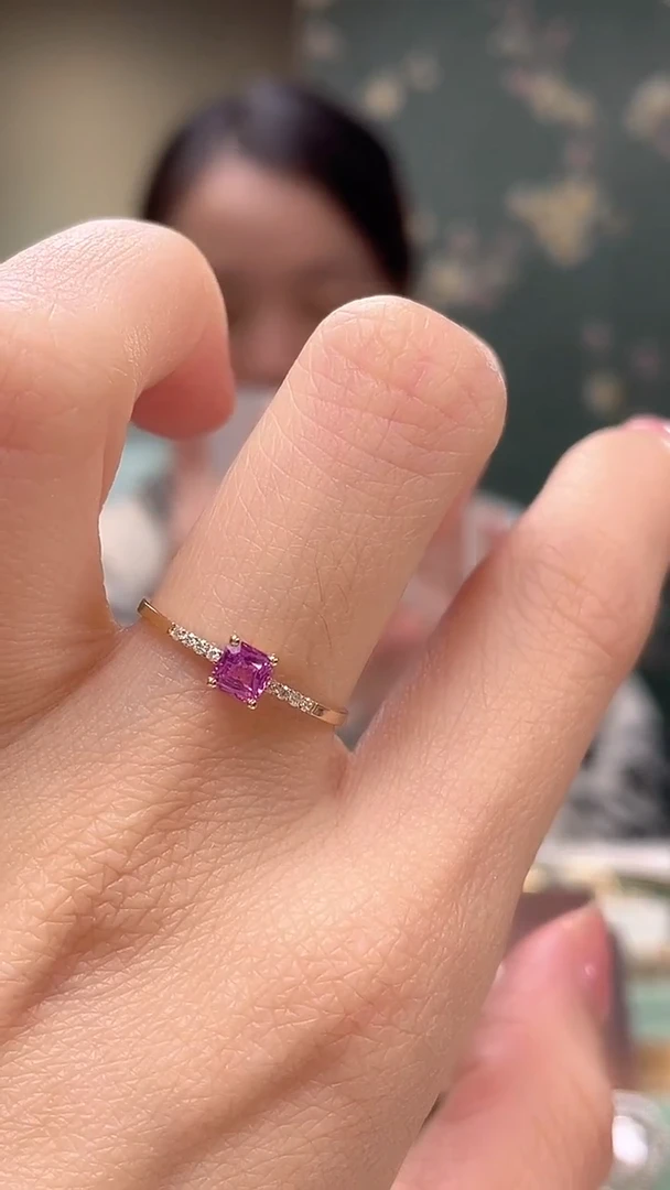 戒指彩色蓝宝石18K金镶嵌无烧主石：0.34传统