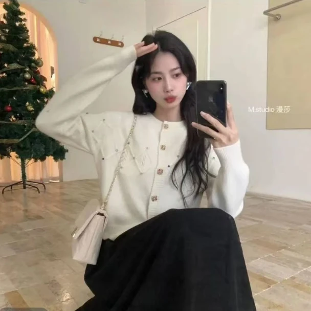 温柔系风格奶甜奶乖上衣2025秋冬季钉钻设计感简约百搭针织开衫女