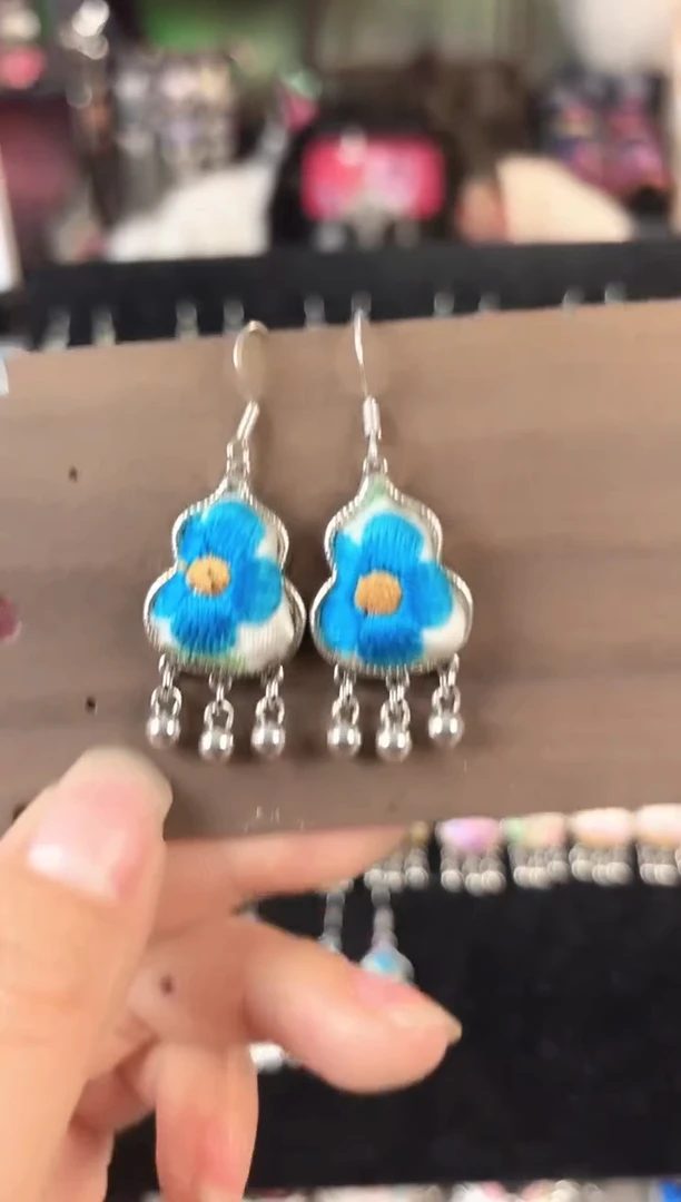 修***道彩云南阁非遗老绣苗银饰品430