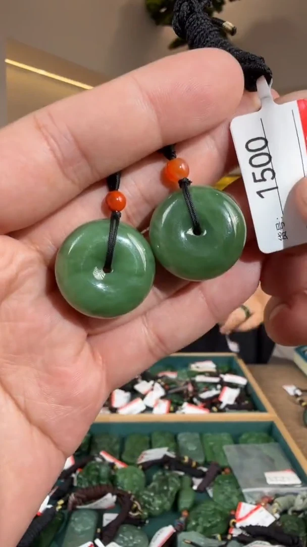 颈饰未镶嵌和田玉多样性发货发其中一件