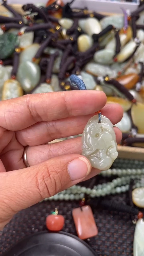 【闪购商品】和田玉颈饰未镶嵌多样性发货没有证书拍一发一有瑕