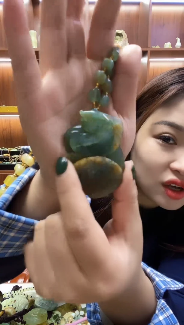 未镶嵌蛇纹石玉吊坠