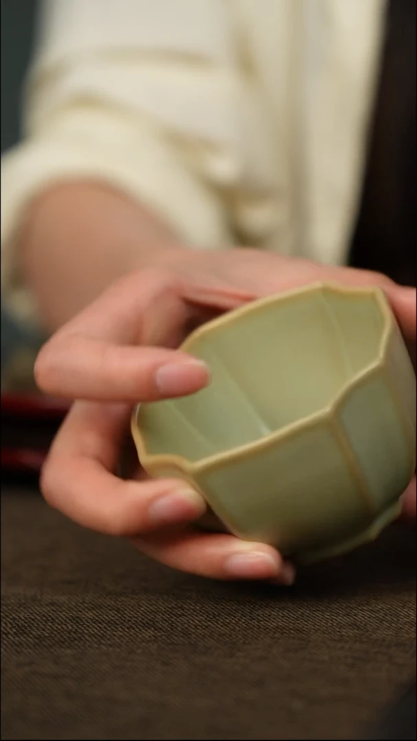 粉青 四瓣葵口杯 带底款