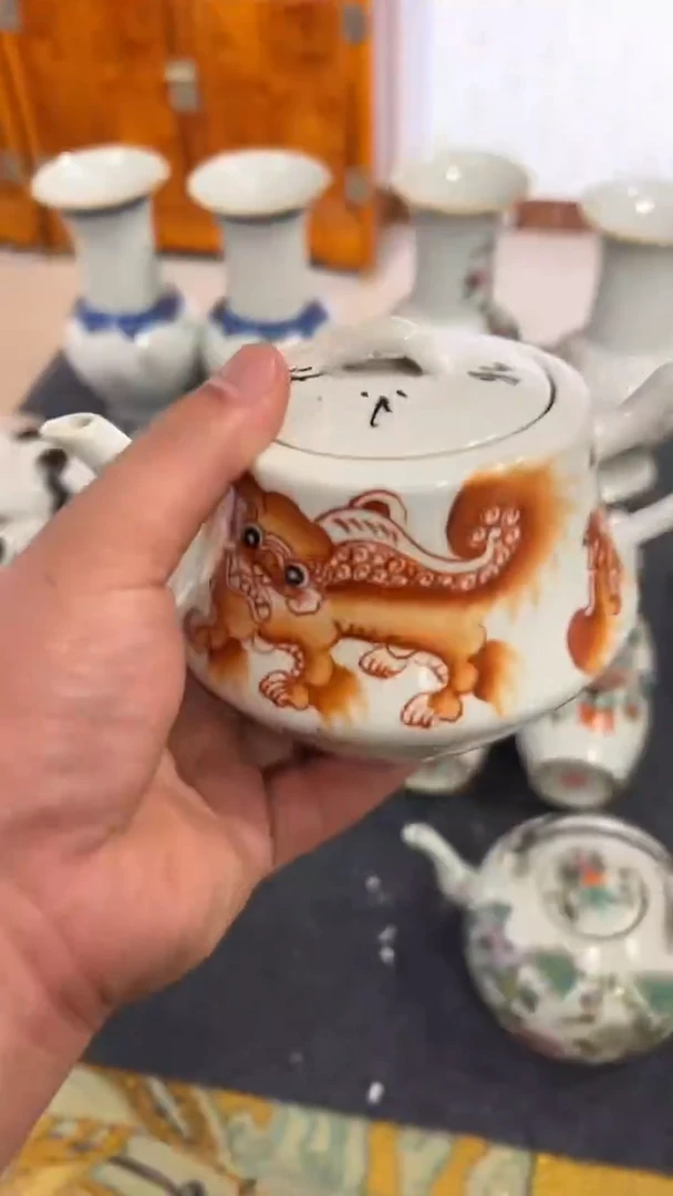 摆件瓷摆件瓷摆件狮子胡把一体水壶扁形