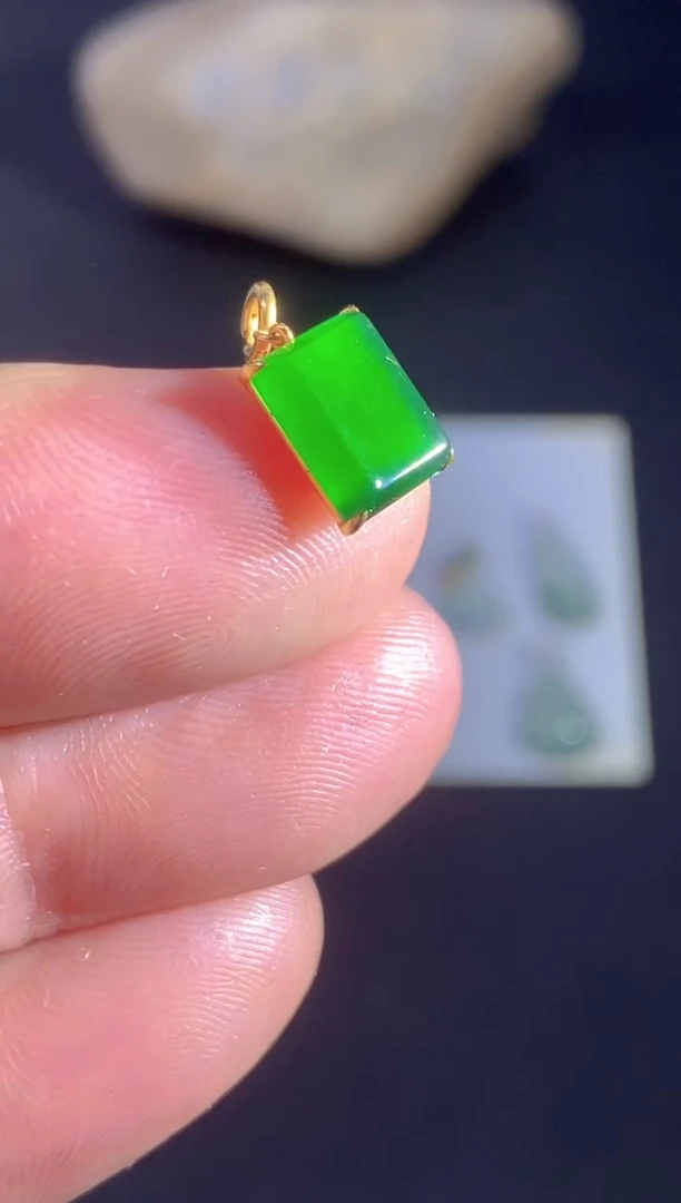 颈饰18K金镶嵌翡翠