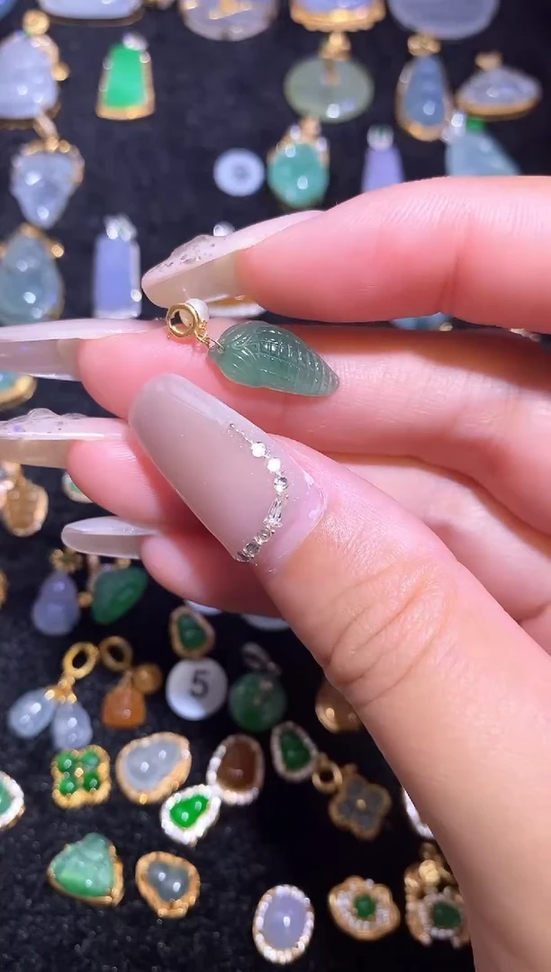 颈饰18K金镶嵌翡翠天然a货翡翠