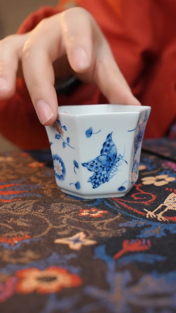 青花釉里红蝶恋花主人杯