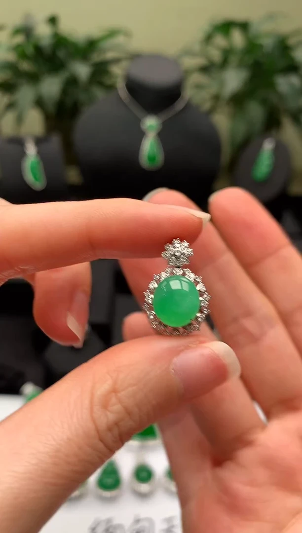 【闪购商品】翡翠颈饰18K金镶嵌绿蛋