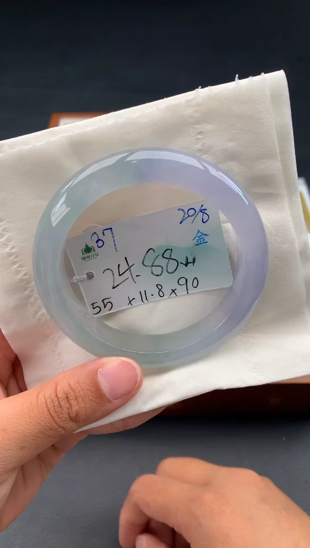 翡翠手镯未镶嵌自带#送人#，联系客服核对地址~