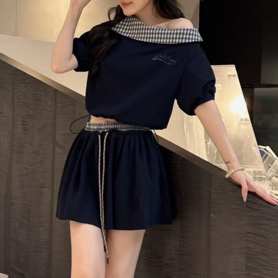 【济州岛】刺绣设计格纹拼接斜领中袖上衣+休闲短裙套装 网家